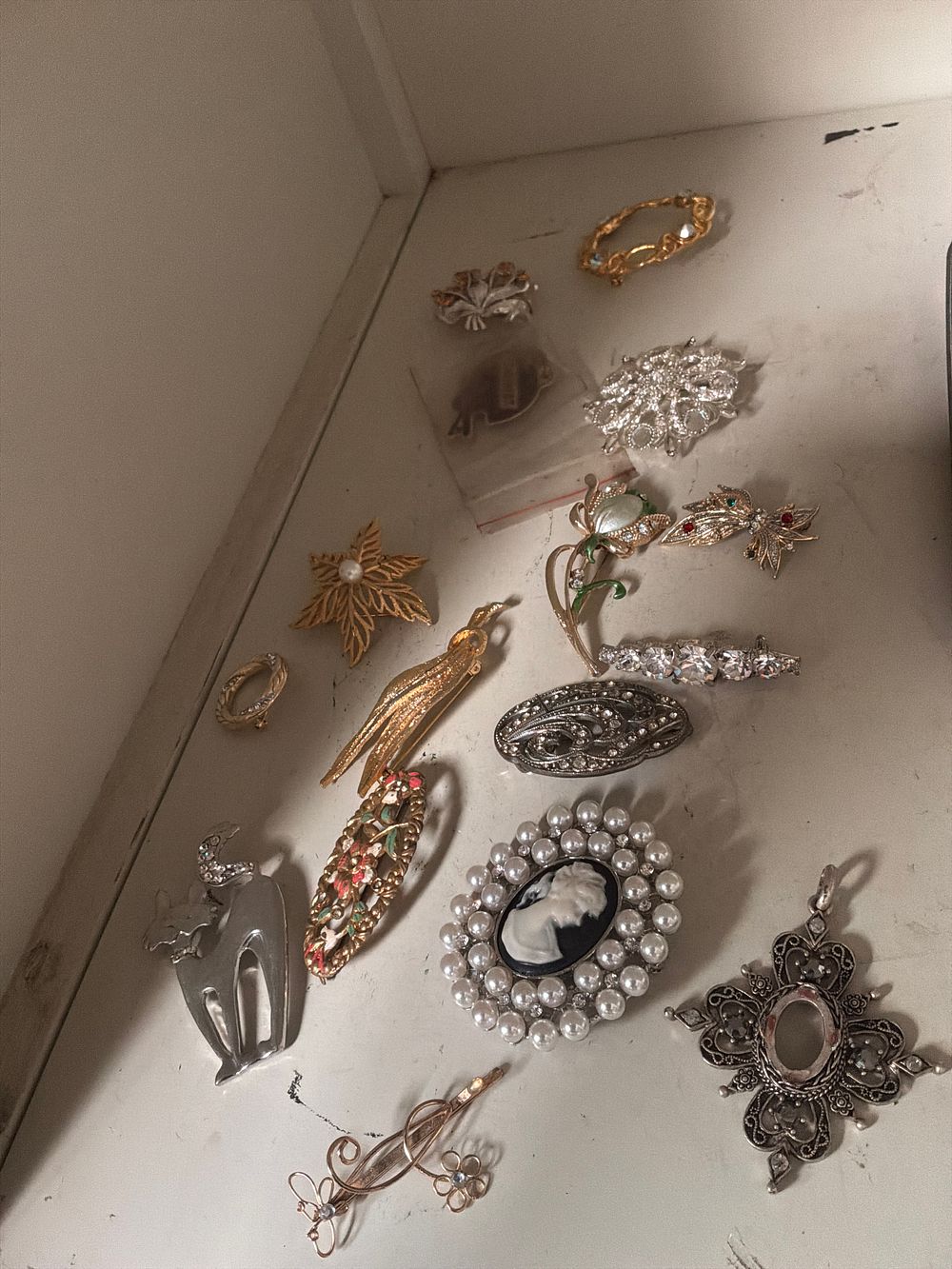 Lot 356: An Assortment of Vintage Costume Jewellery Brooches and Accessories