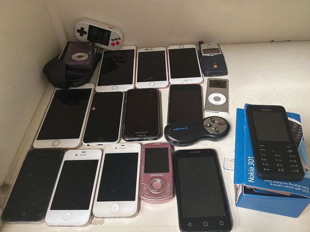Lot 363: An Assortment of Mobile Phones and Portable Electronic Devices including Apple, Samsung, and Nokia Models