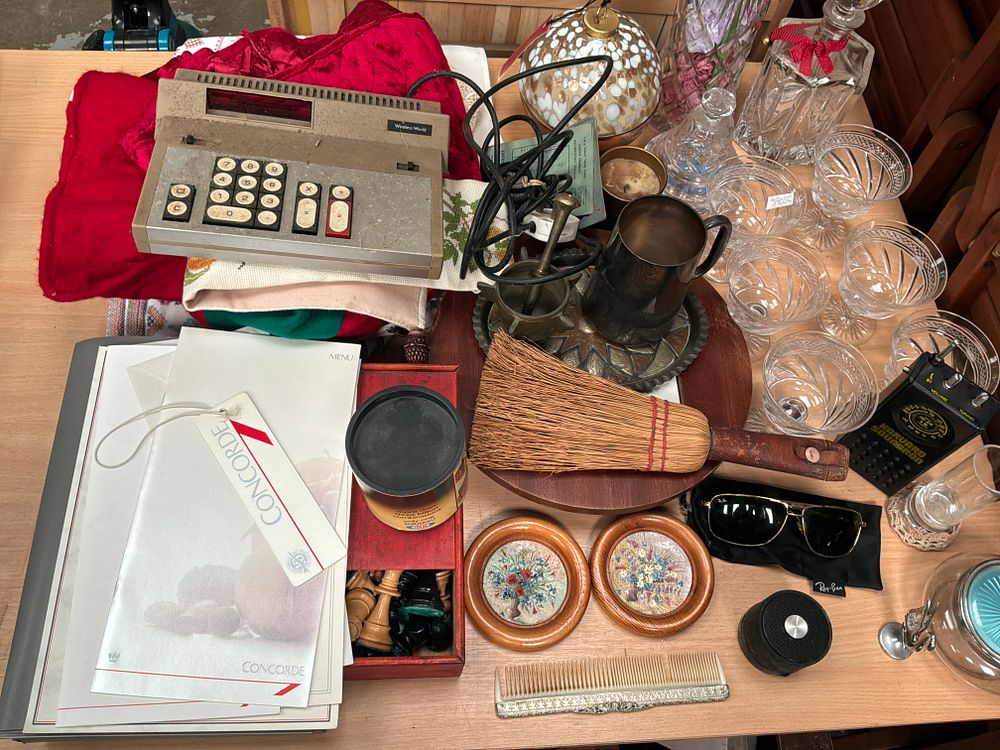 Lot 377: A Collection of Vintage Electronics Glassware and Concorde Memorabilia