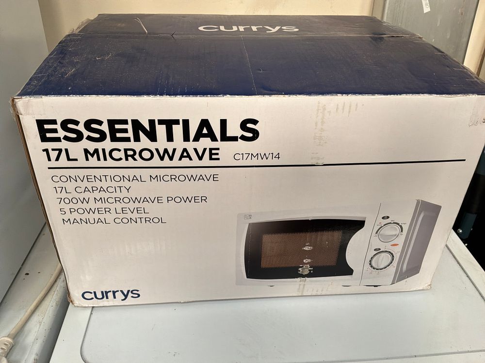 Lot 423: Currys Essentials C17MW14 17 Litre Conventional Microwave Oven