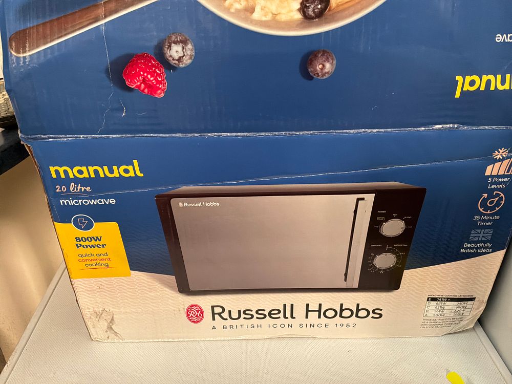 Lot 434: Unused Russell Hobbs RHM2060 (B) 20 Litre Manual Microwave in Black