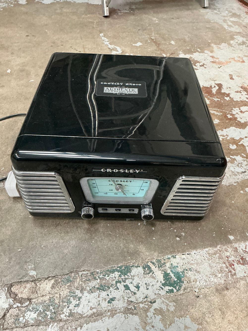 Lot 438: Crosley Model 2304/D314.1.A Reproduction Turntable and AM/FM Radio