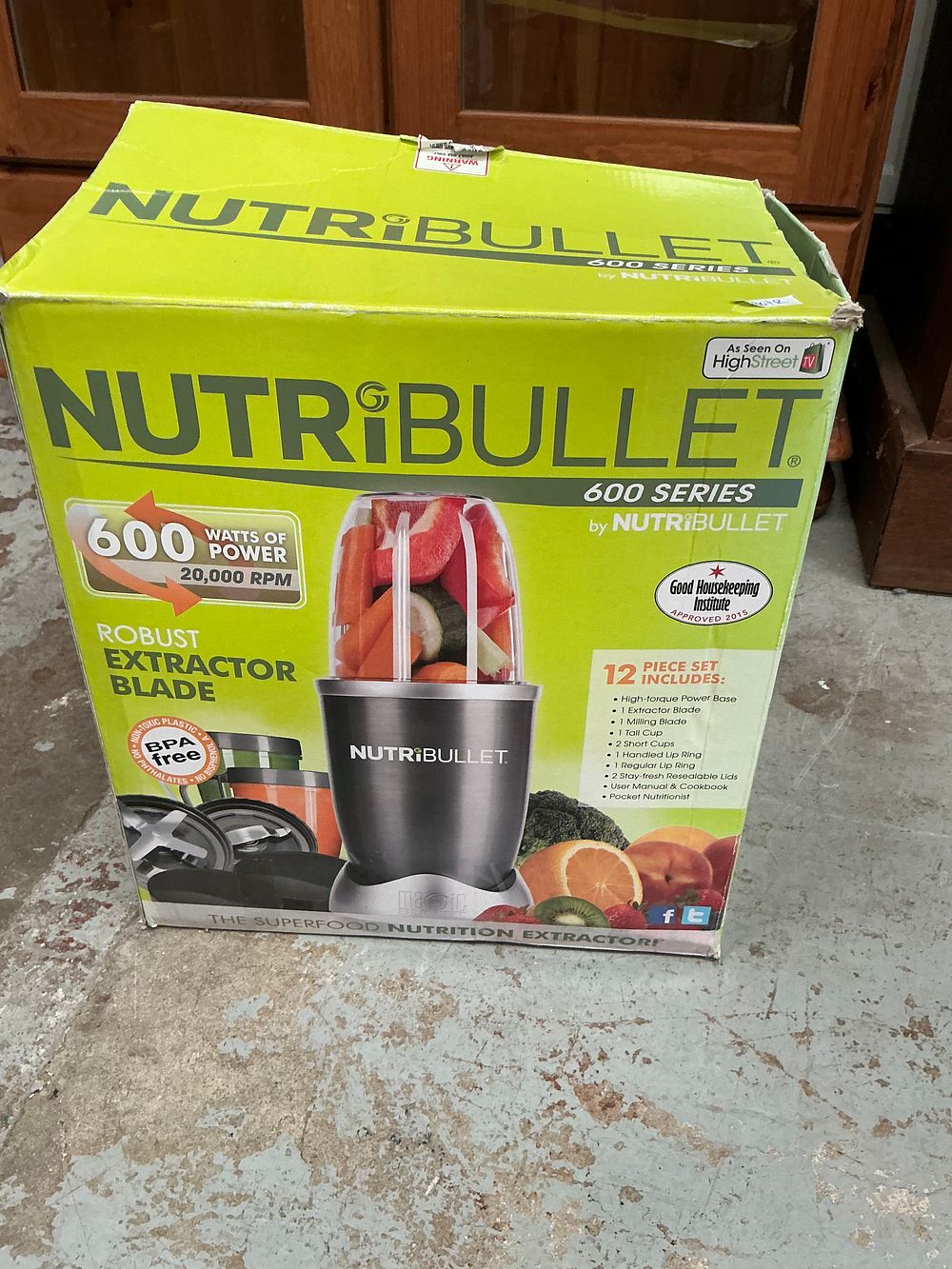 Lot 441: Nutribullet 600 Series 600W Nutrient Extractor Blender with Original Box and Accessories