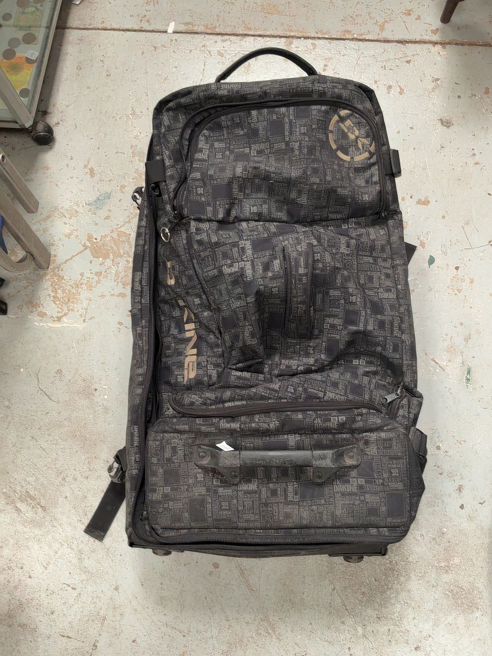 Lot 452: Dakine Large Split Roller Rolling Travel Suitcase