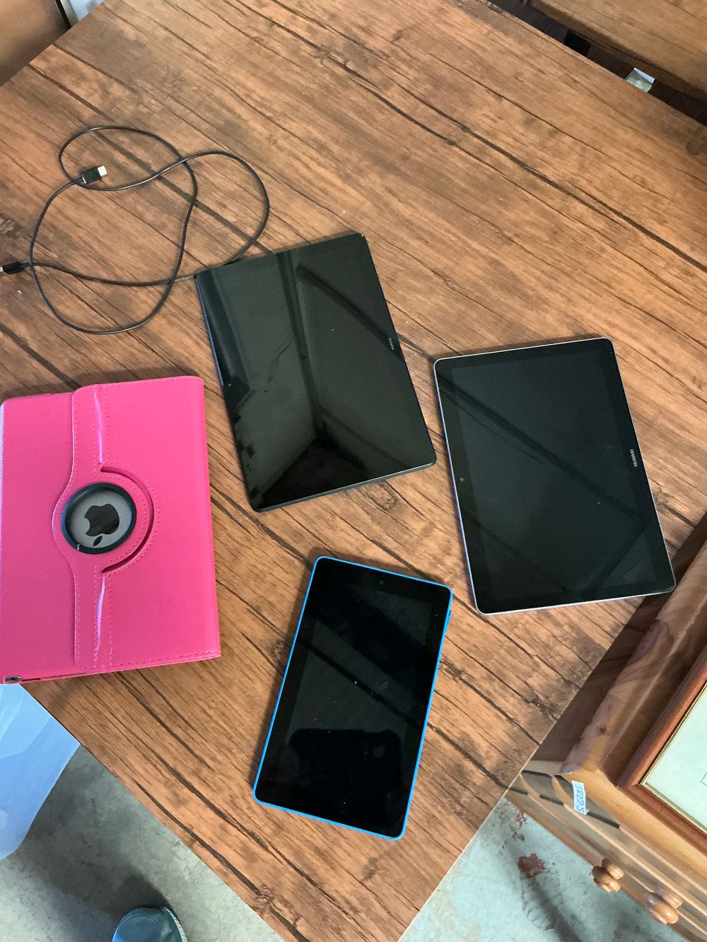 Lot 460: A Collection of Four Tablet Computers and Accessory