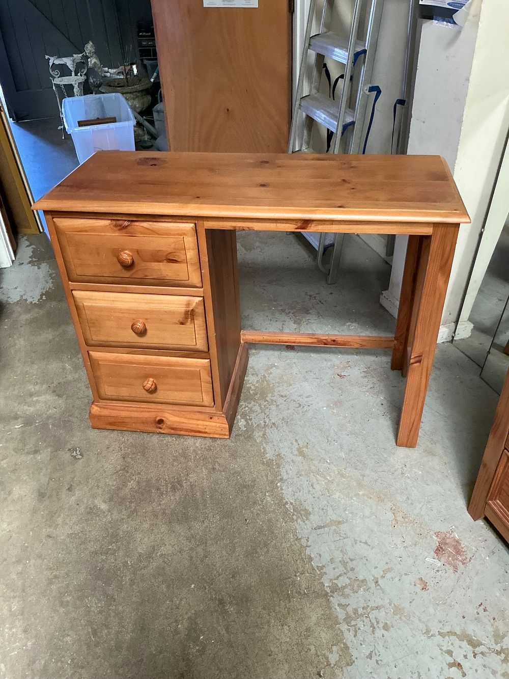 Lot 462: A Contemporary Knotty Pine Single Pedestal Desk