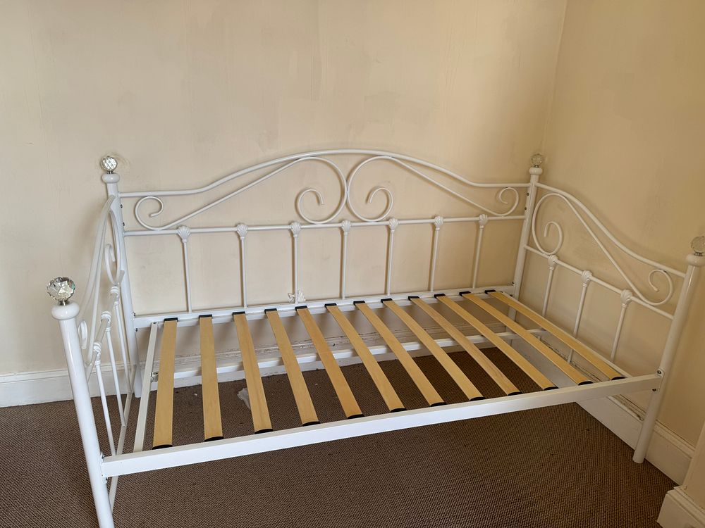 Lot 401: A Victorian Style White Painted Metal Single Daybed Frame