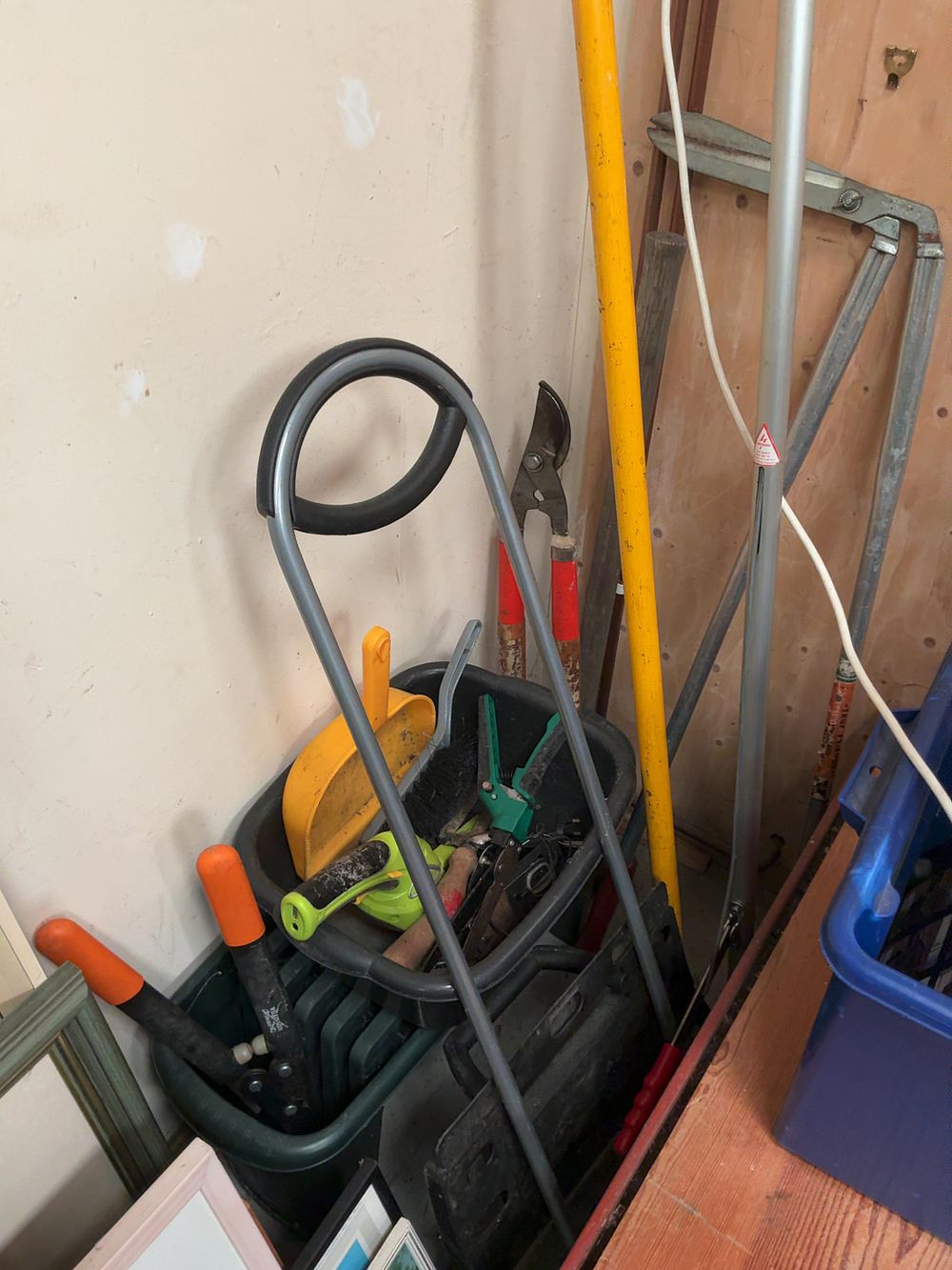 Lot 164: A Collection of Garden Maintenance Tools including Spear & Jackson Loppers and Telescopic Tree Pruner