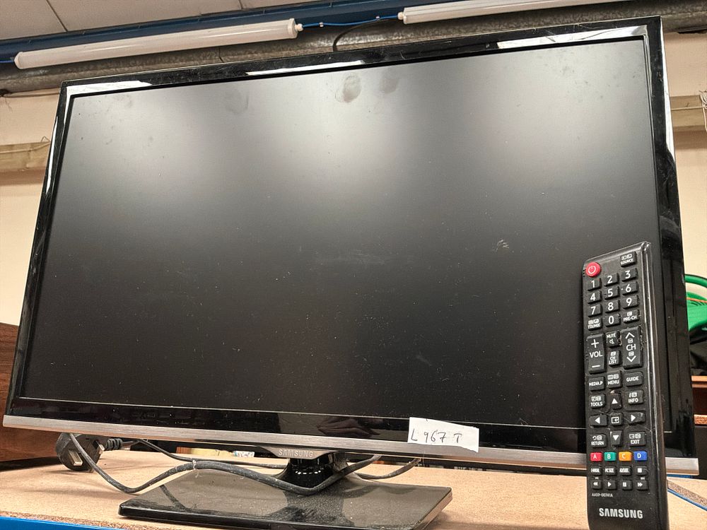 Lot 274: Samsung 22 Inch Full HD LED Television and Monitor Model T22E310EX