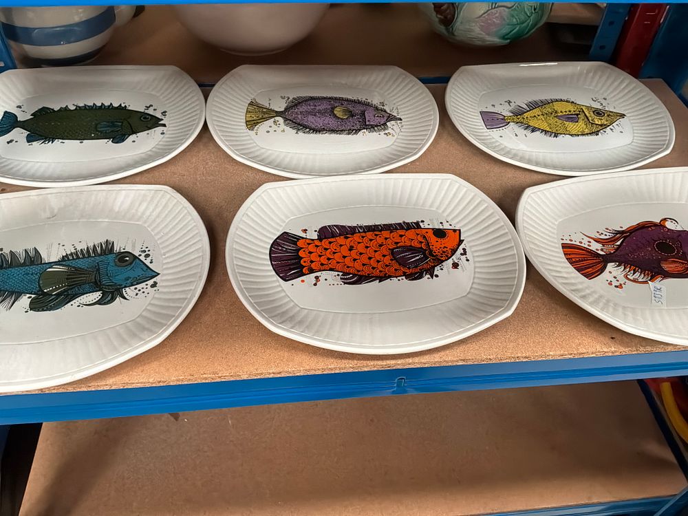 Lot 291: A set of six Washington Pottery Aquarius Fish Series ironstone plates