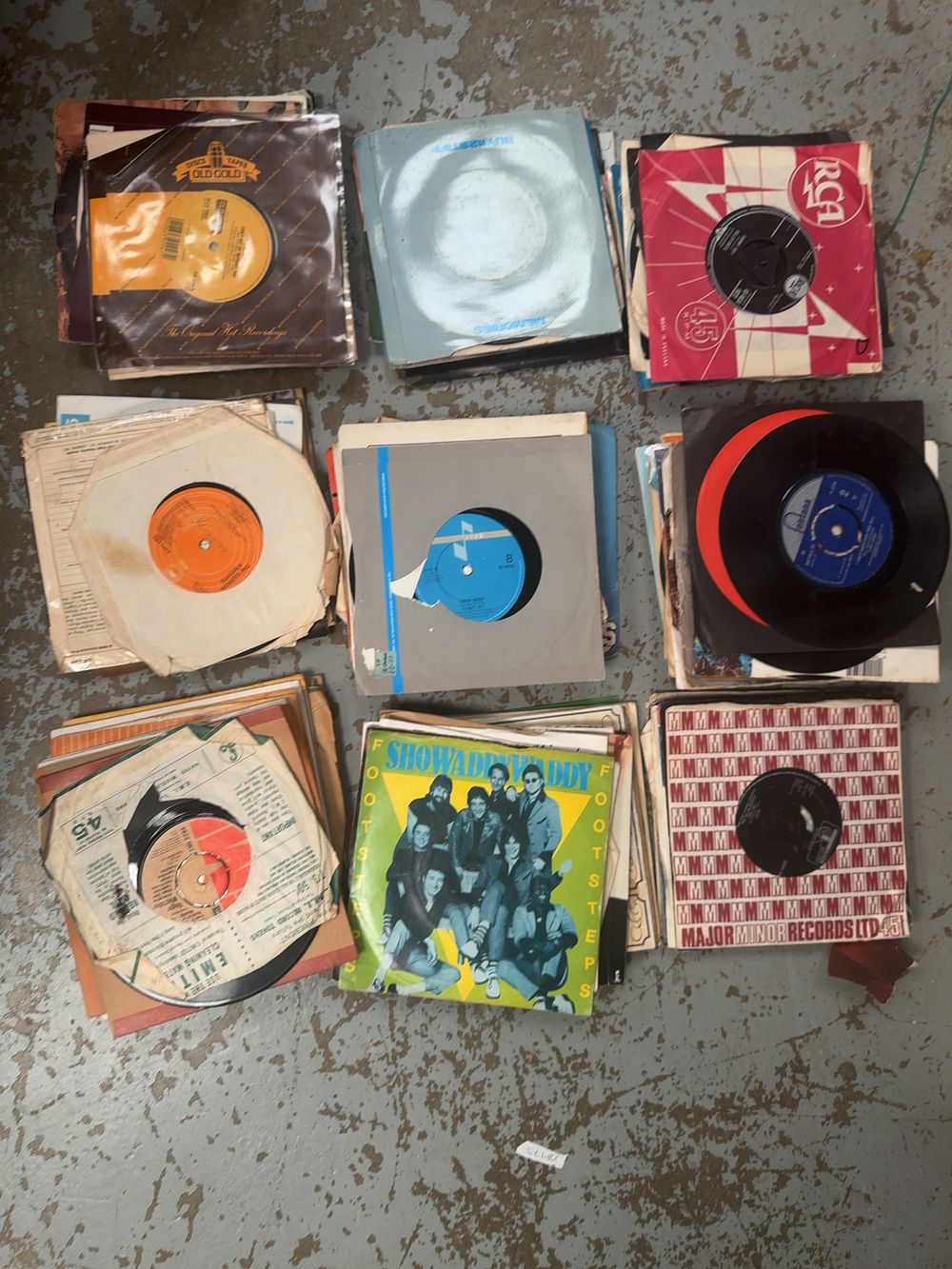Lot 319: A Large Collection of 7-inch Vinyl Singles, 1960s-1980s Pop and Rock