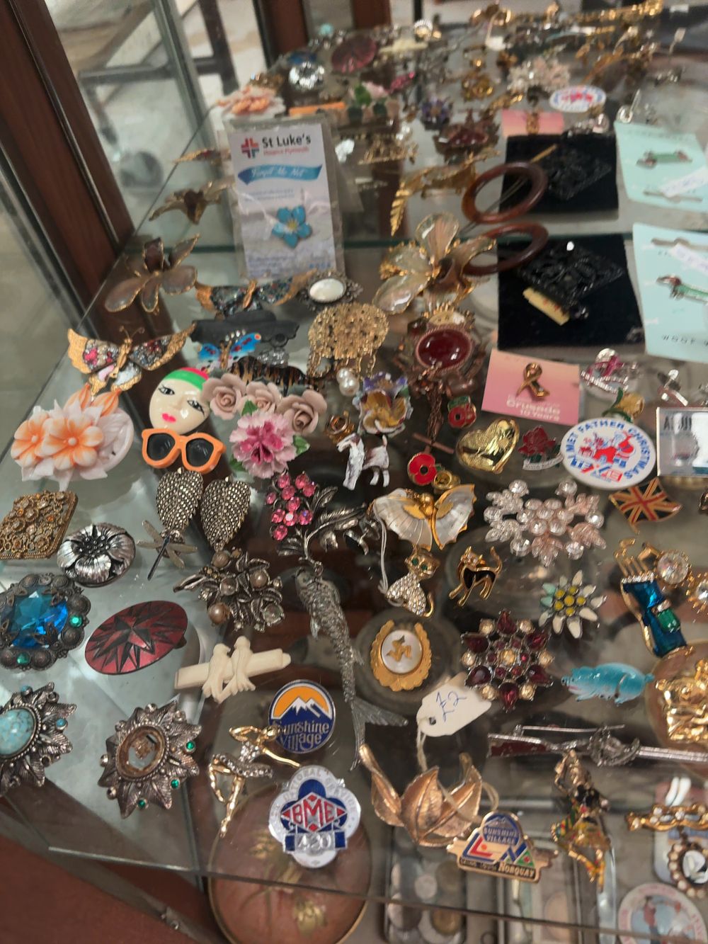 Lot 352: A Collection of Vintage and Modern Costume Jewellery Brooches and Lapel Pins