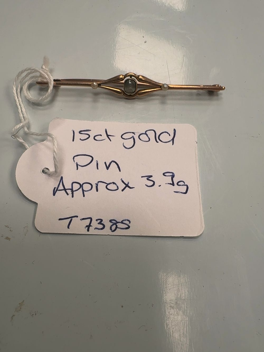Lot 360: An Edwardian 15ct Gold Bar Brooch with Green Gemstone and Seed Pearls