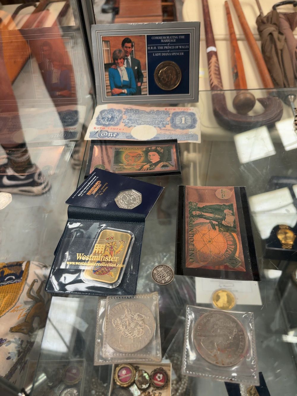Lot 367: UK A Collection of Banknotes and Commemorative Coins, Mixed Metals