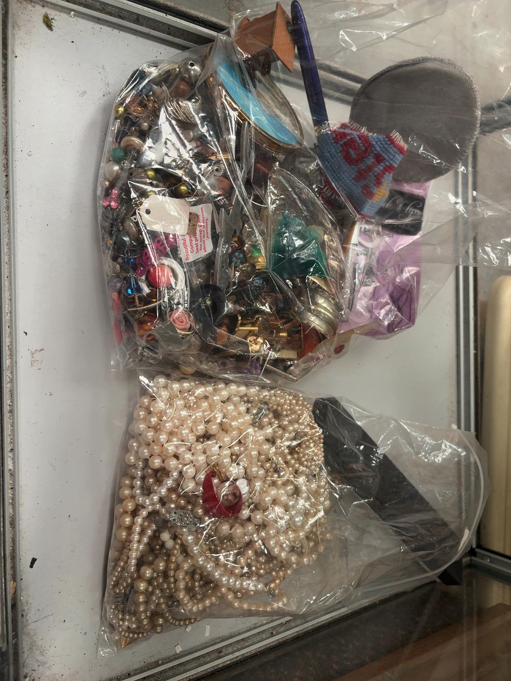 Lot 372: An Assortment of Costume Jewellery and Collectibles