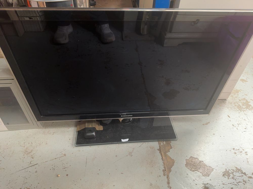 Lot 408: Samsung UE32D5000 32-Inch Full HD LED Television with Glass Pedestal Stand and Remote Control