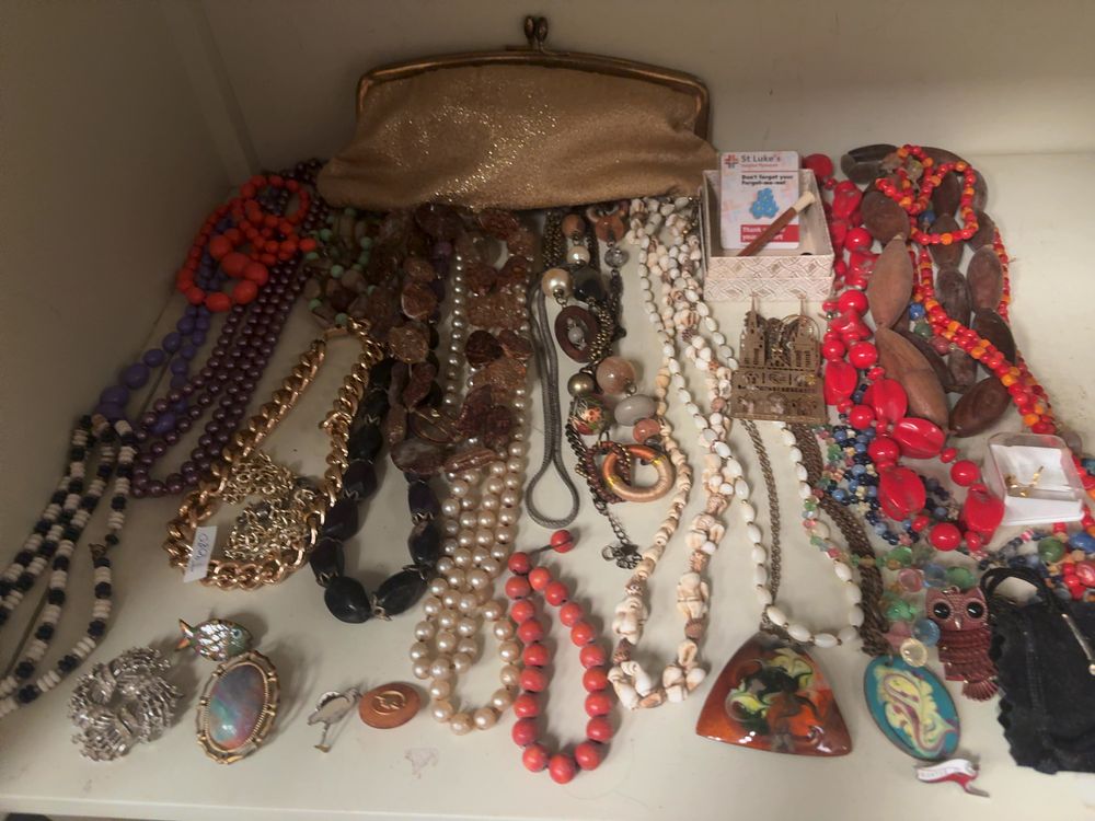 Lot 429: A Collection of Vintage and Contemporary Costume Jewellery and a Gold-Tone Evening Bag