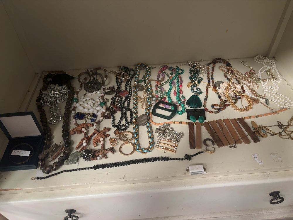 Lot 433: A Collection of Approximately 20-25 Pieces of Vintage and Contemporary Costume Jewellery