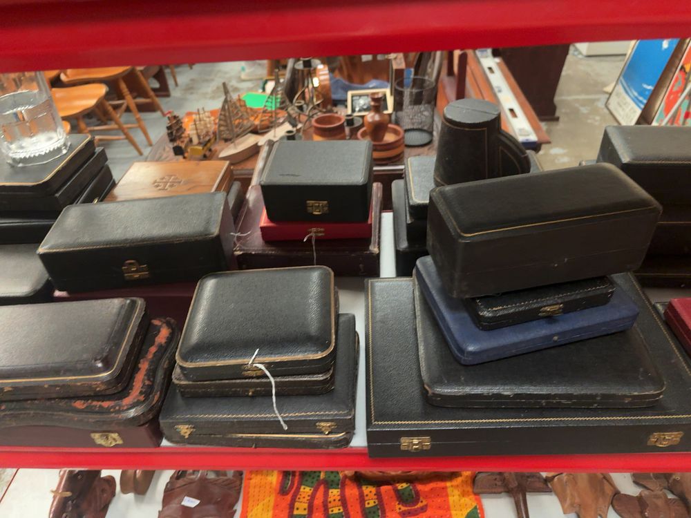 Lot 438: A Collection of Vintage and Antique Empty Jewellery and Presentation Boxes