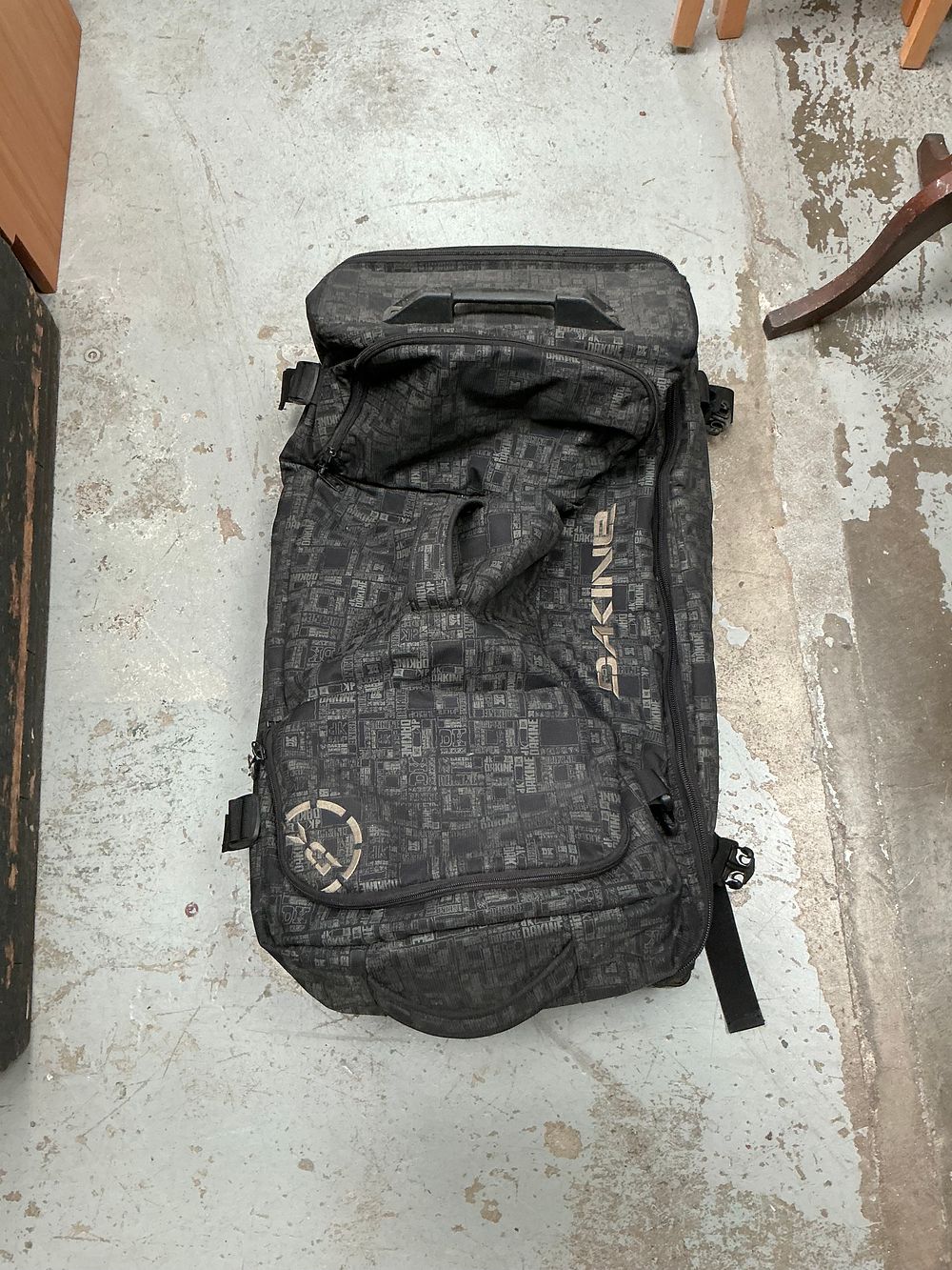 Lot 506: A Dakine Split Roller Large Capacity Rolling Travel Suitcase