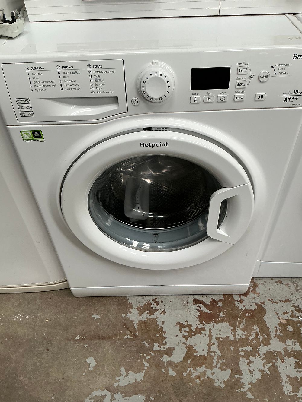 Lot 517: Hotpoint Smart Tech WMFUG 1063P UK 10kg Washing Machine