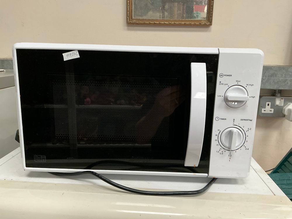 Lot 518: 800W Manual Microwave Oven
