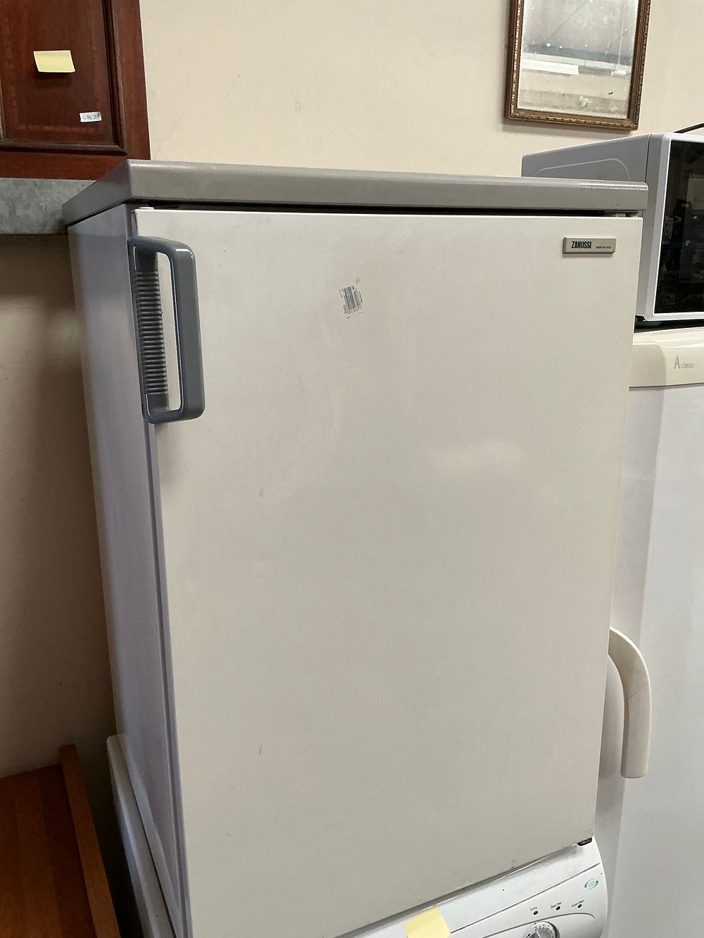 Lot 520: Zanussi Under-Counter Refrigerator with Internal Freezer Compartment