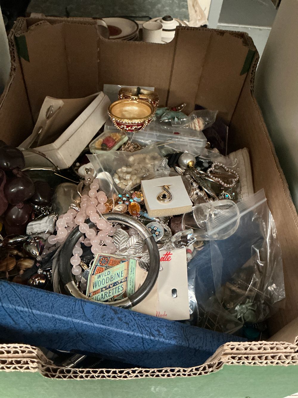 Lot 217: An Assortment of Vintage and Contemporary Costume Jewellery and Small Collectibles