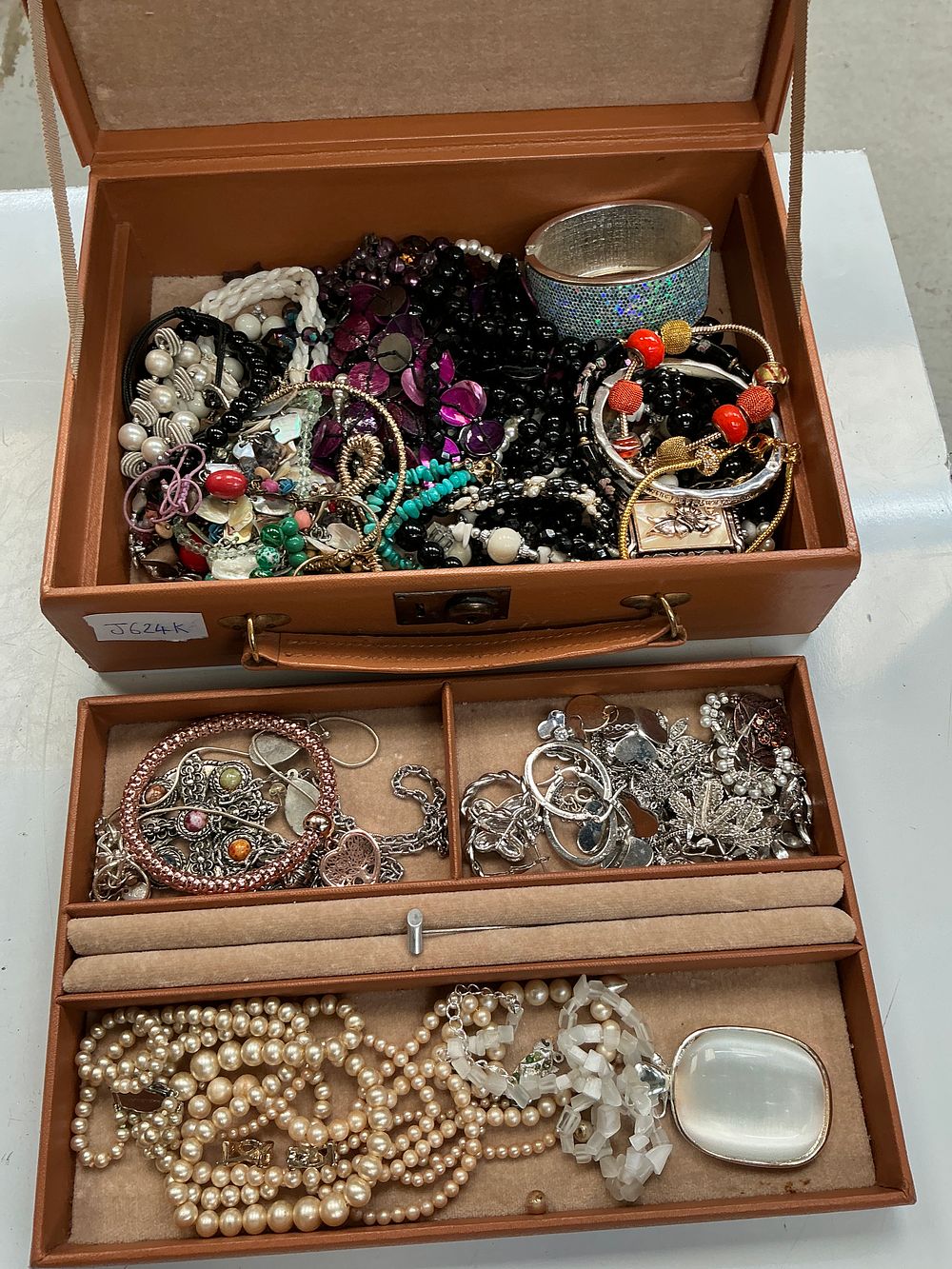 Lot 247: An Assortment of Vintage and Contemporary Costume Jewellery in a Fitted Carrying Case