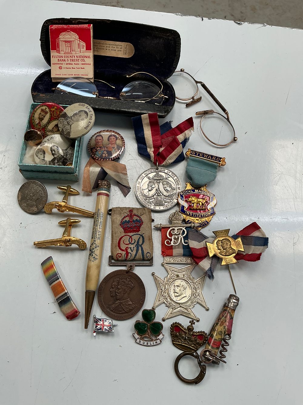 Lot 254: An Assortment of British Royal Commemorative Medals, Militaria, and Personal Accessories