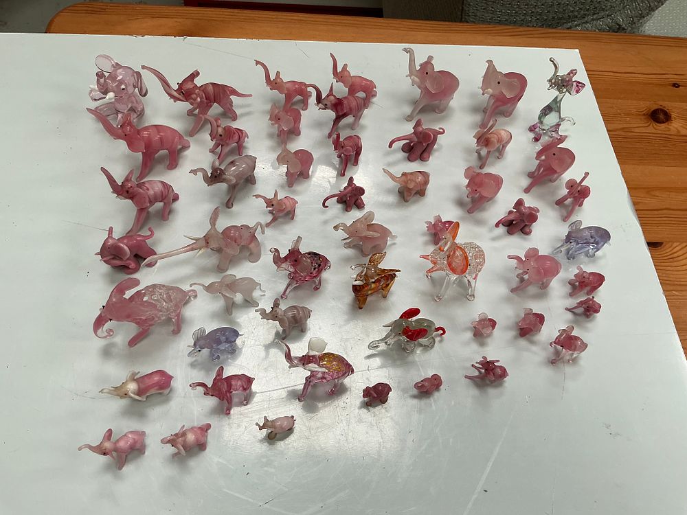 Lot 271: A Collection of Art Glass Elephant Figurines