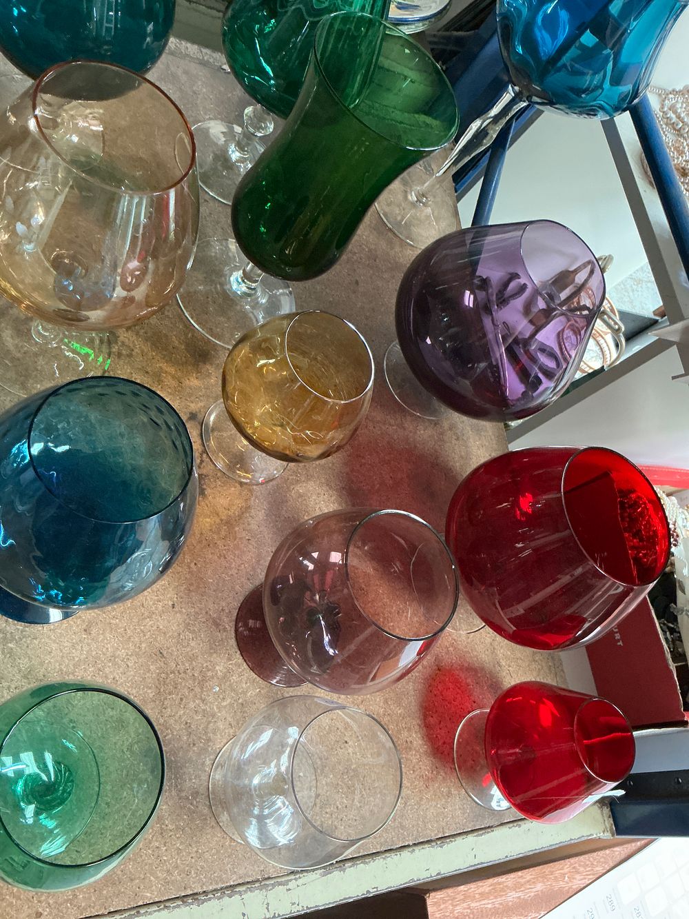 Lot 280: A Collection of Thirteen Mid-Century Modern Decorative Coloured Art Glass Vessels