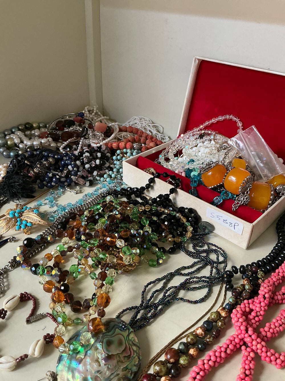 Lot 287: An Assortment of Vintage and Modern Costume and Semi-Precious Jewellery