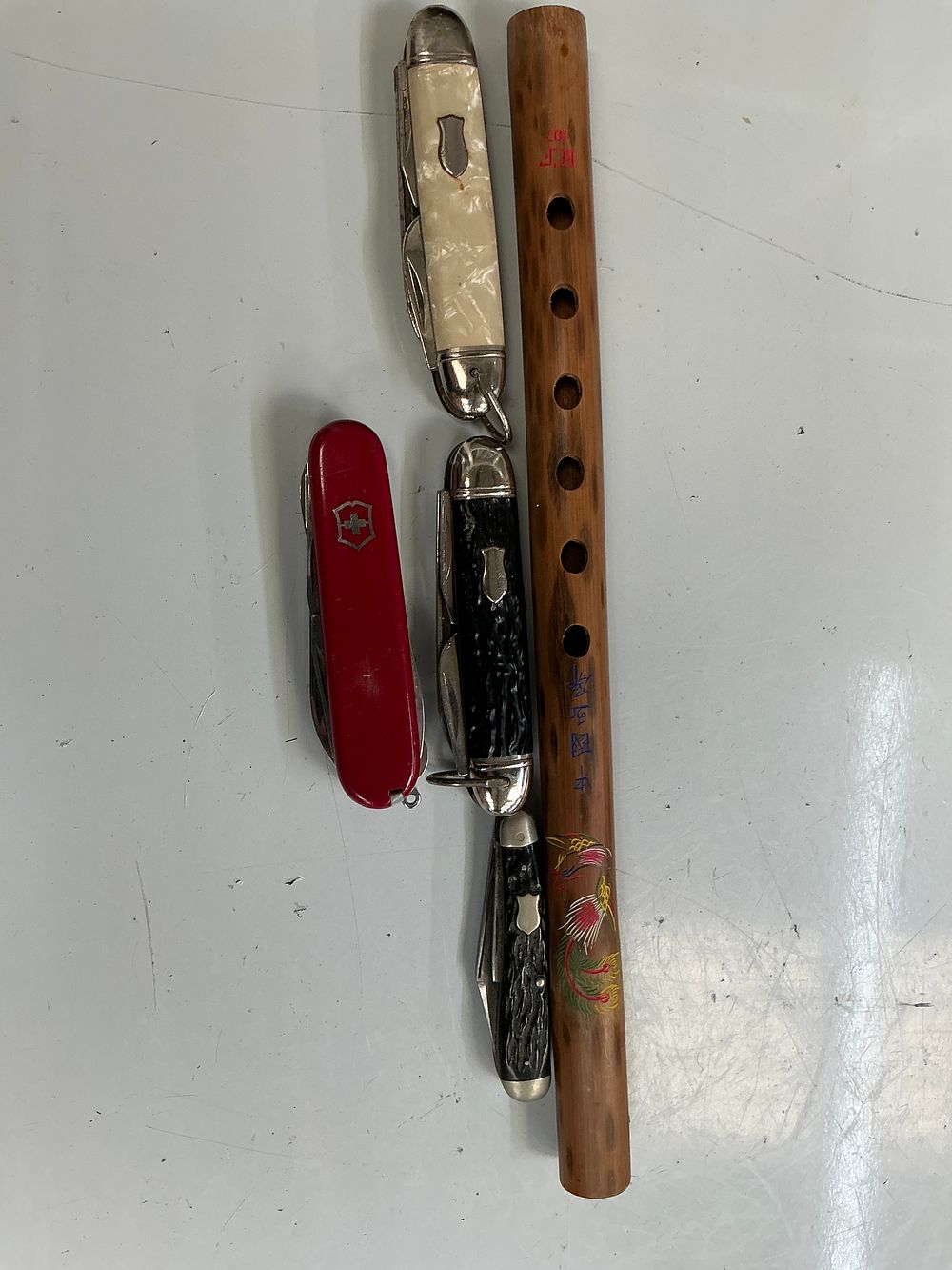 Lot 289: A Collection of Vintage Folding Pocket Knives and a Chinese Bamboo Flute