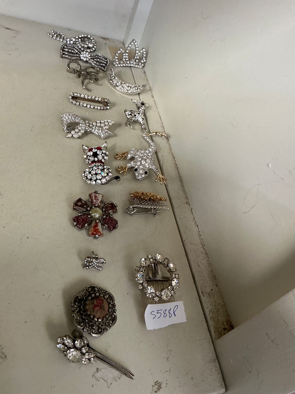 Lot 292: A Collection of 16 Pieces of Vintage Rhinestone and Faux Pearl Costume Jewellery