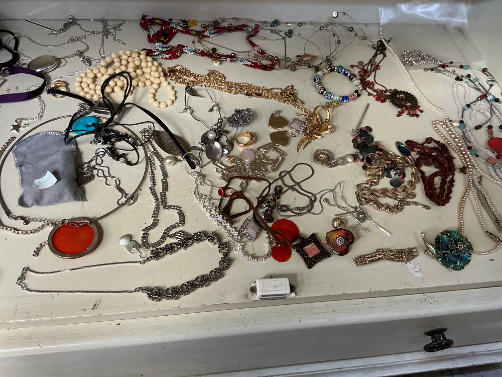 Lot 296: An Assortment of Vintage and Modern Costume Jewellery