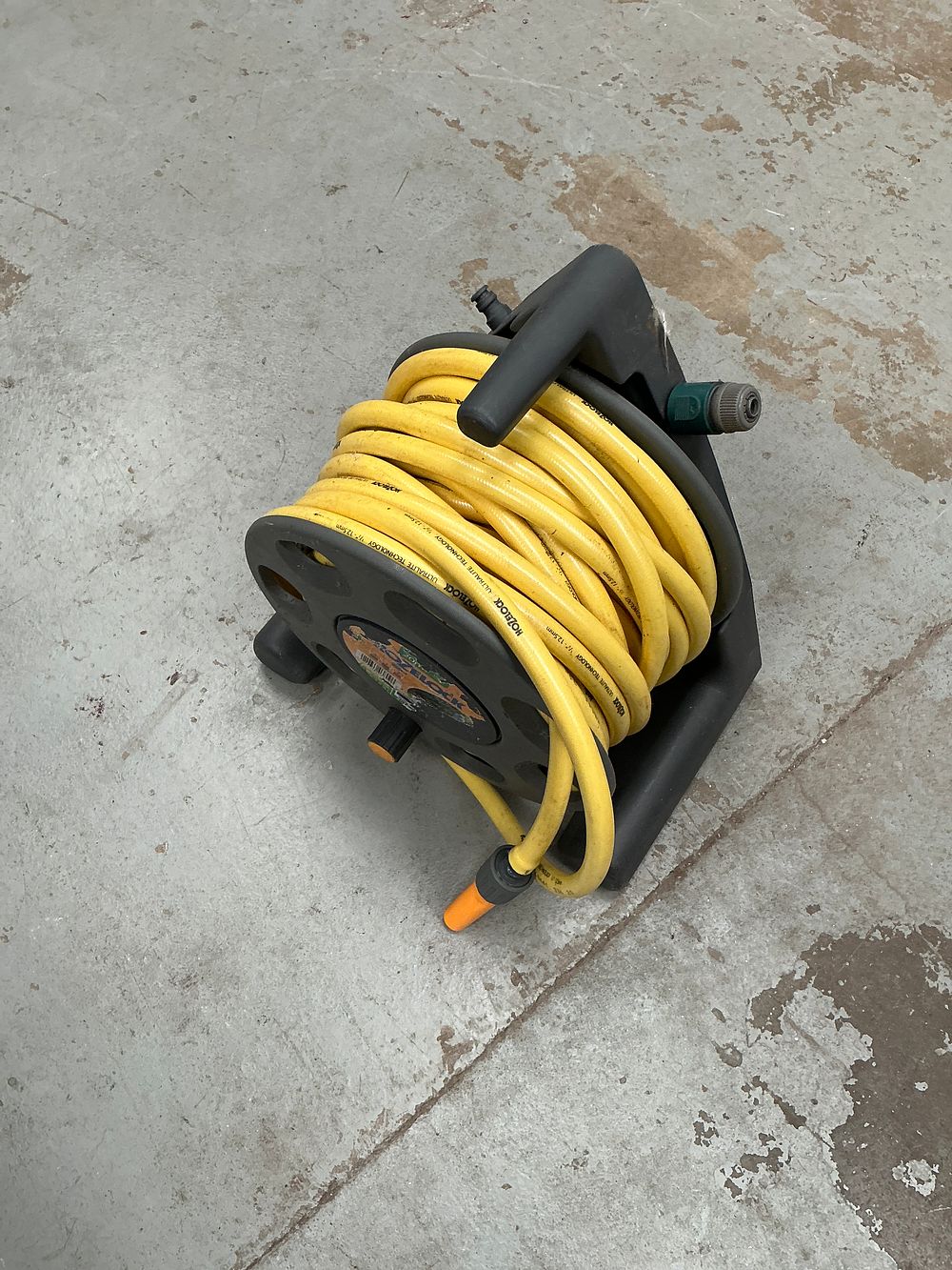 Lot 305: Hozelock 2412 Portable Garden Hose Reel with 20 Metre Hose
