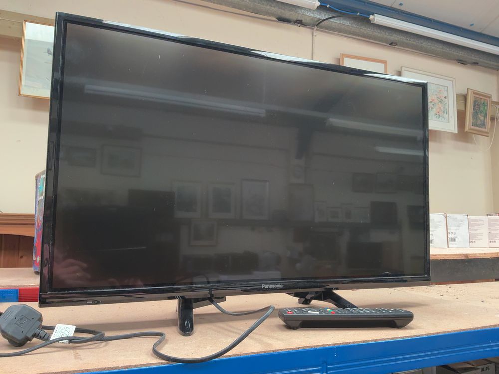 Lot 194: Panasonic TX-32ES400B 32-Inch LED Smart Television