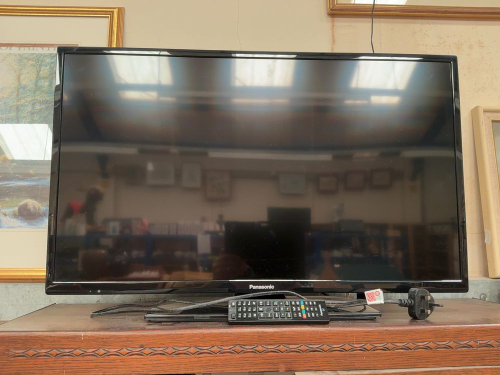 Lot 362: Panasonic TX-32C300B 32-Inch LCD Television