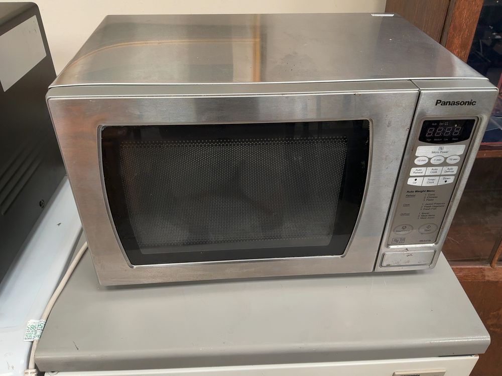 Lot 363: Panasonic NN-E273SBBPQ 800W Stainless Steel Digital Microwave Oven