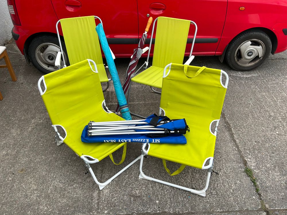 Lot 364: A Collection of Contemporary Folding Beach Chairs and Outdoor Leisure Equipment