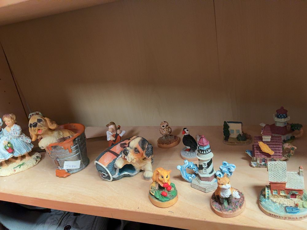 Lot 204: A Collection of Contemporary Resin Decorative Figurines Including Examples by The Leonardo Collection and Tetley