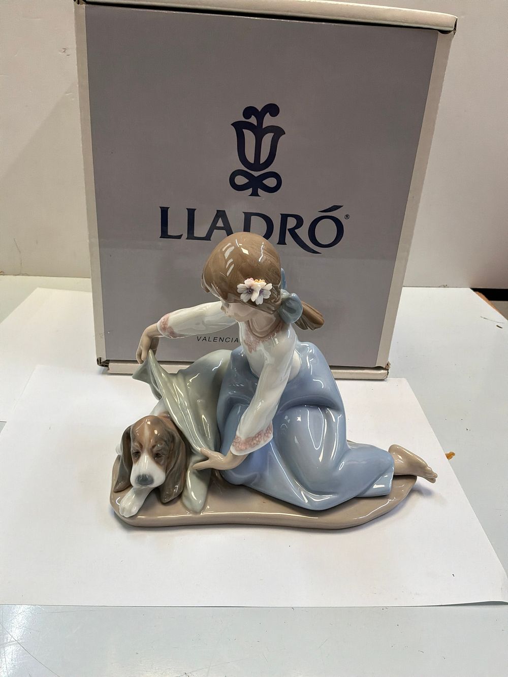 Lot 252: A Lladro Glazed Porcelain Dog's Best Friends Figurine with Presentation Case