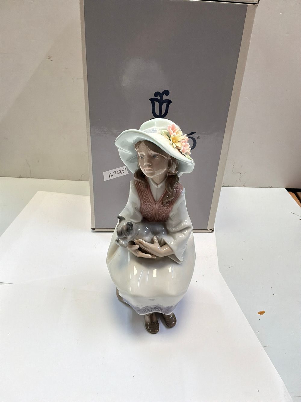 Lot 253: A Lladró Porcelain Daydreams Figurine with Presentation Case
