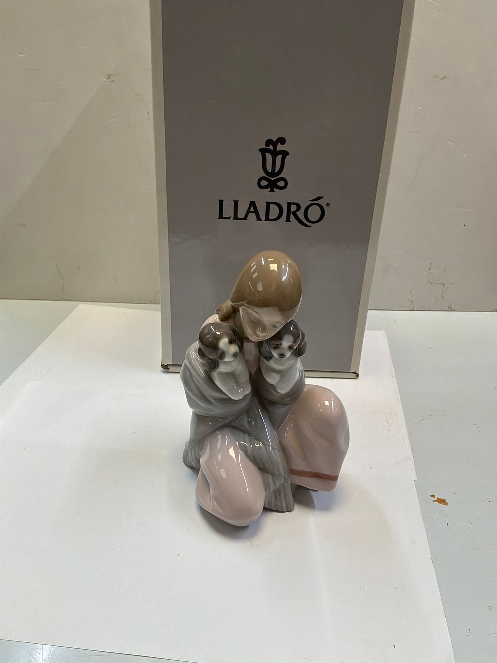 Lot 260: A Lladró Glazed Porcelain Snuggle Up Figurine with Presentation Case