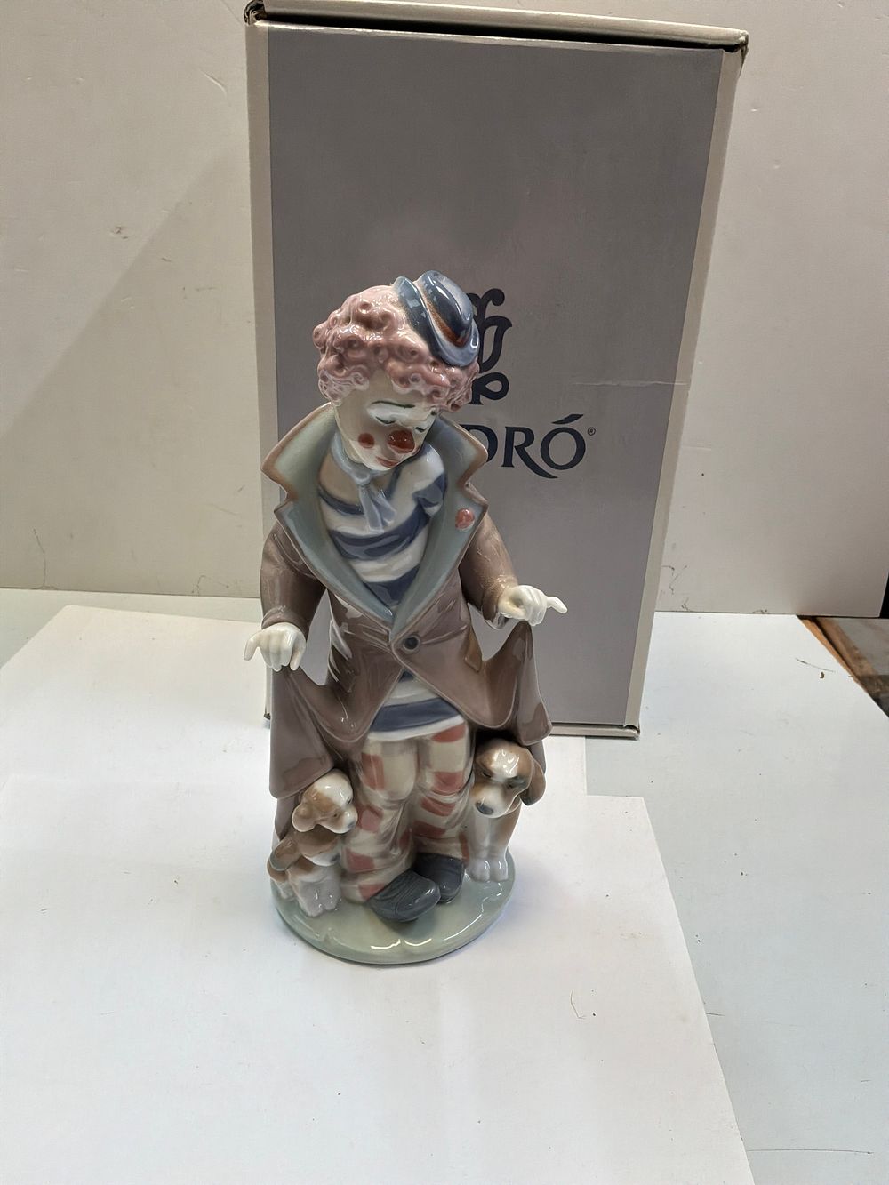 Lot 264: A Lladró Glazed Porcelain Figurine Titled Surprise with Original Presentation Box