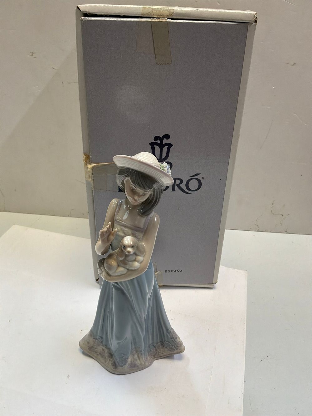 Lot 273: A Lladró Glazed Porcelain Figurine of a Girl with a Puppy with Original Box