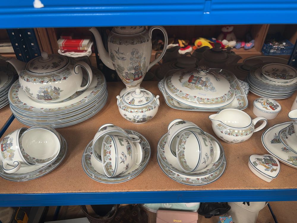 Lot 286: A Collection of Fine Bone China Tableware Decorated in the Kutani Crane Pattern