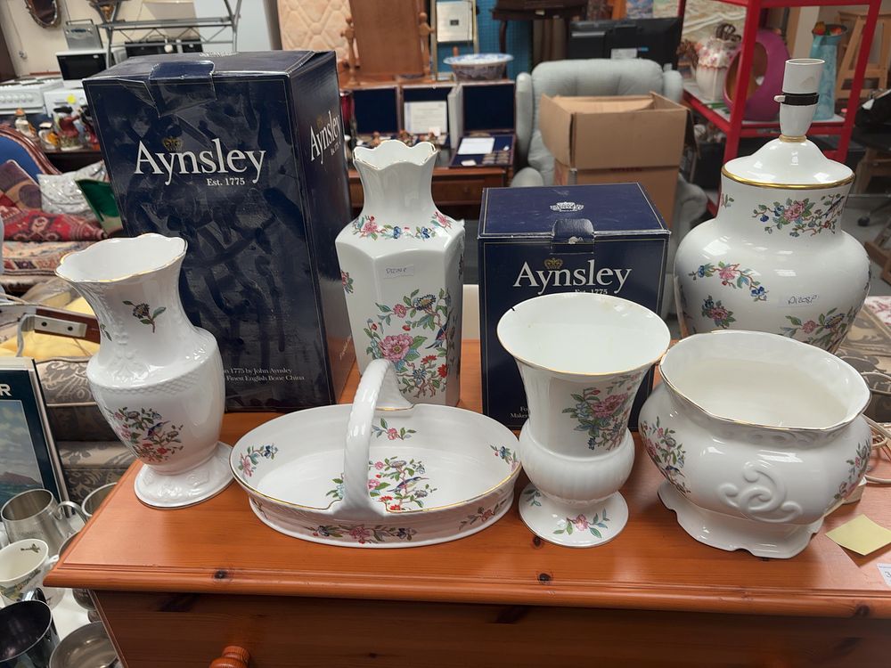 Lot 343: A Collection of Aynsley Pembroke Pattern Fine Bone China Decorative Items with Presentation Boxes