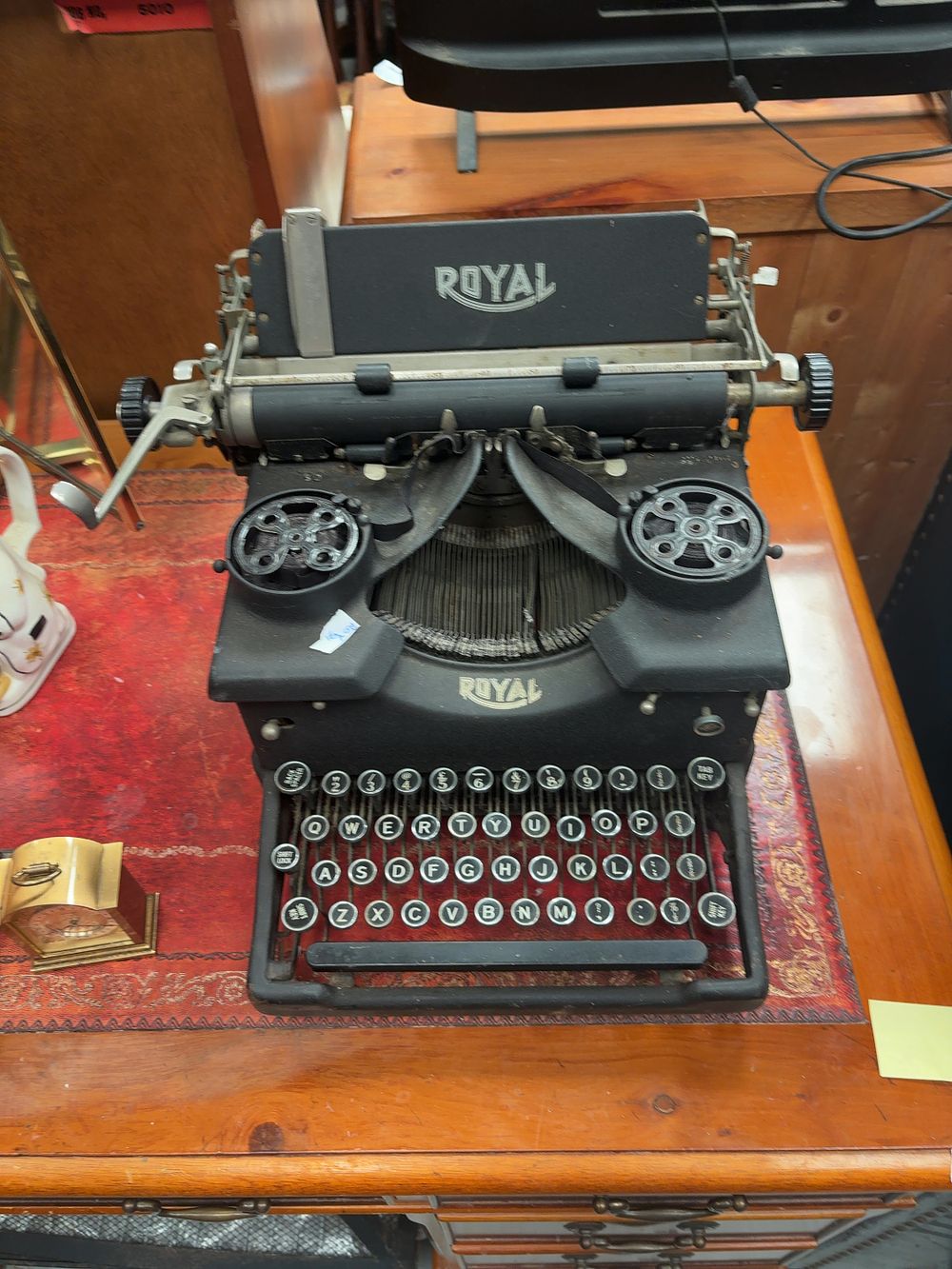 Lot 347: A Vintage Royal Crinkle Finish Metal Manual Desktop Typewriter
